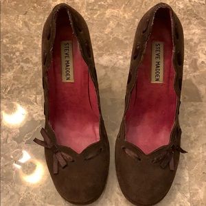 Steve Madden Brown suede heels /close toed.